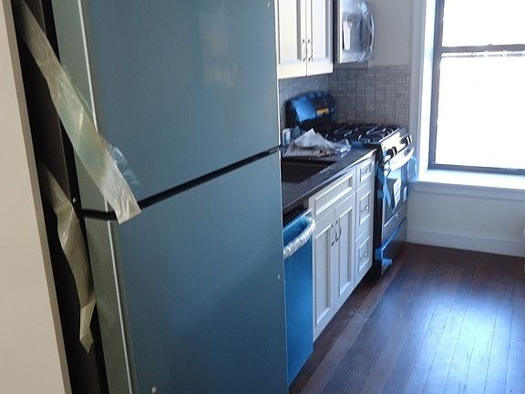 2nd image of 464 Willoughby Ave #3