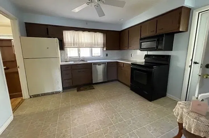 136 Cedar Lake Rd W