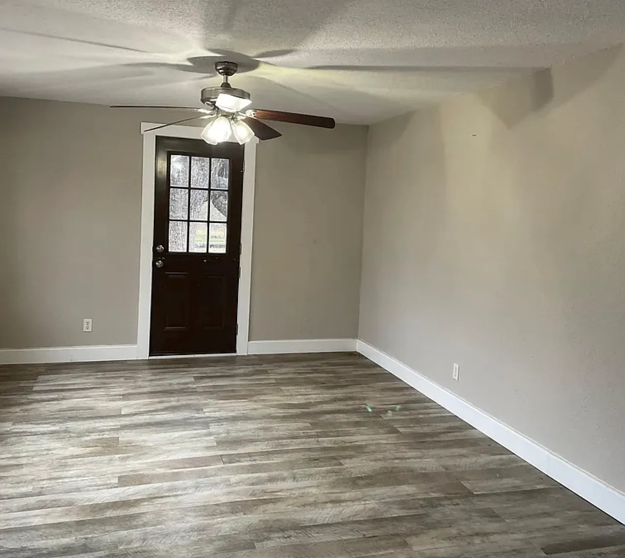 3 bed, 1000 sqft, $2,050 — Photo 2