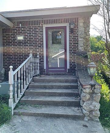 3rd image of 2525 W Hillcrest Dr