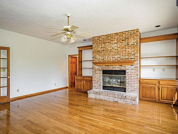 3rd image of 800 S Pinehurst Ln