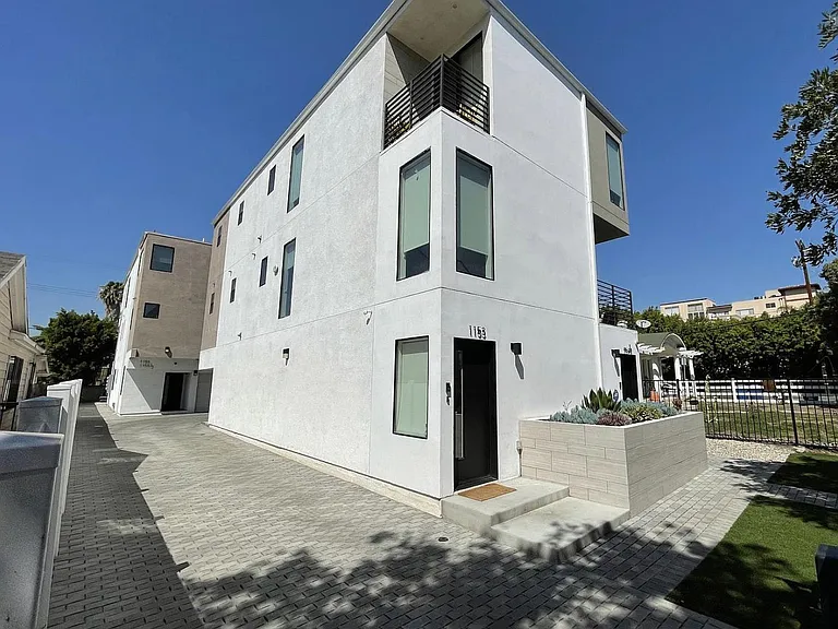 1153 N Orange Dr #1155-1/2 — Photo 2