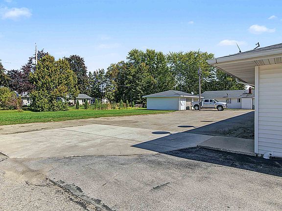 4th image of 121 W Glenbrook Dr