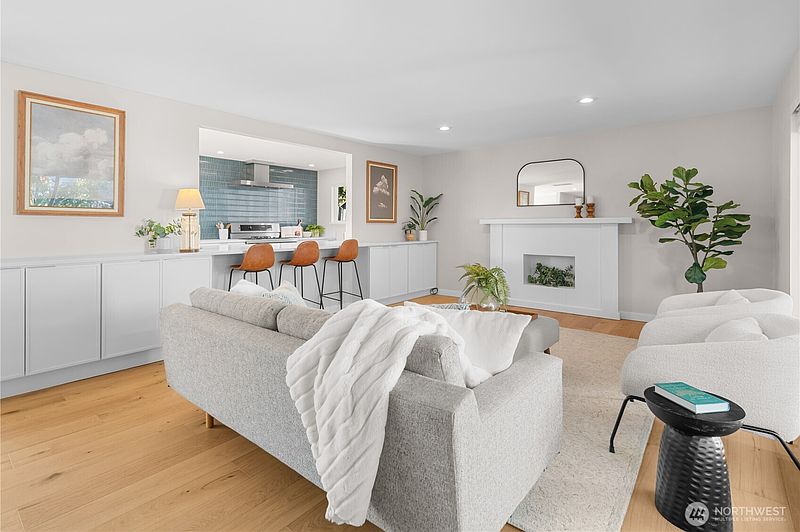 3rd image of 9011 44th Avenue SW