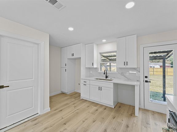 5th image of 1710 Patricia Ln