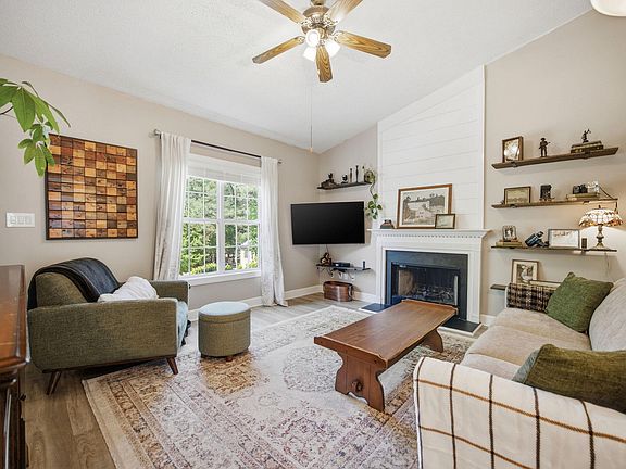 4th image of 902 Hollins Ct
