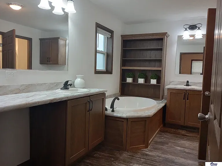 402 S Blackburn Ave — Photo 5