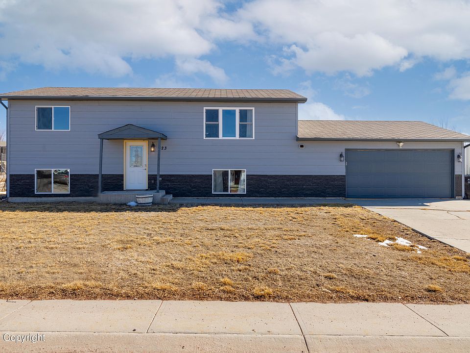 1st image of 323 Willow Creek Dr.