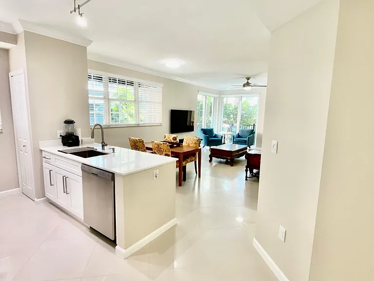 225 NE 1st St #202 — Photo 4
