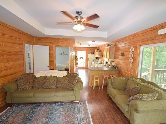Image 4: Living Area