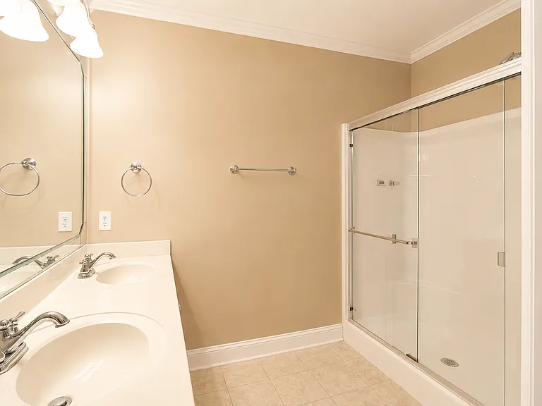 112 Saint James Pl — Photo 25