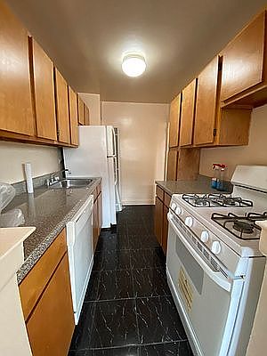 4th image of 86-45 Saint James Ave #5W