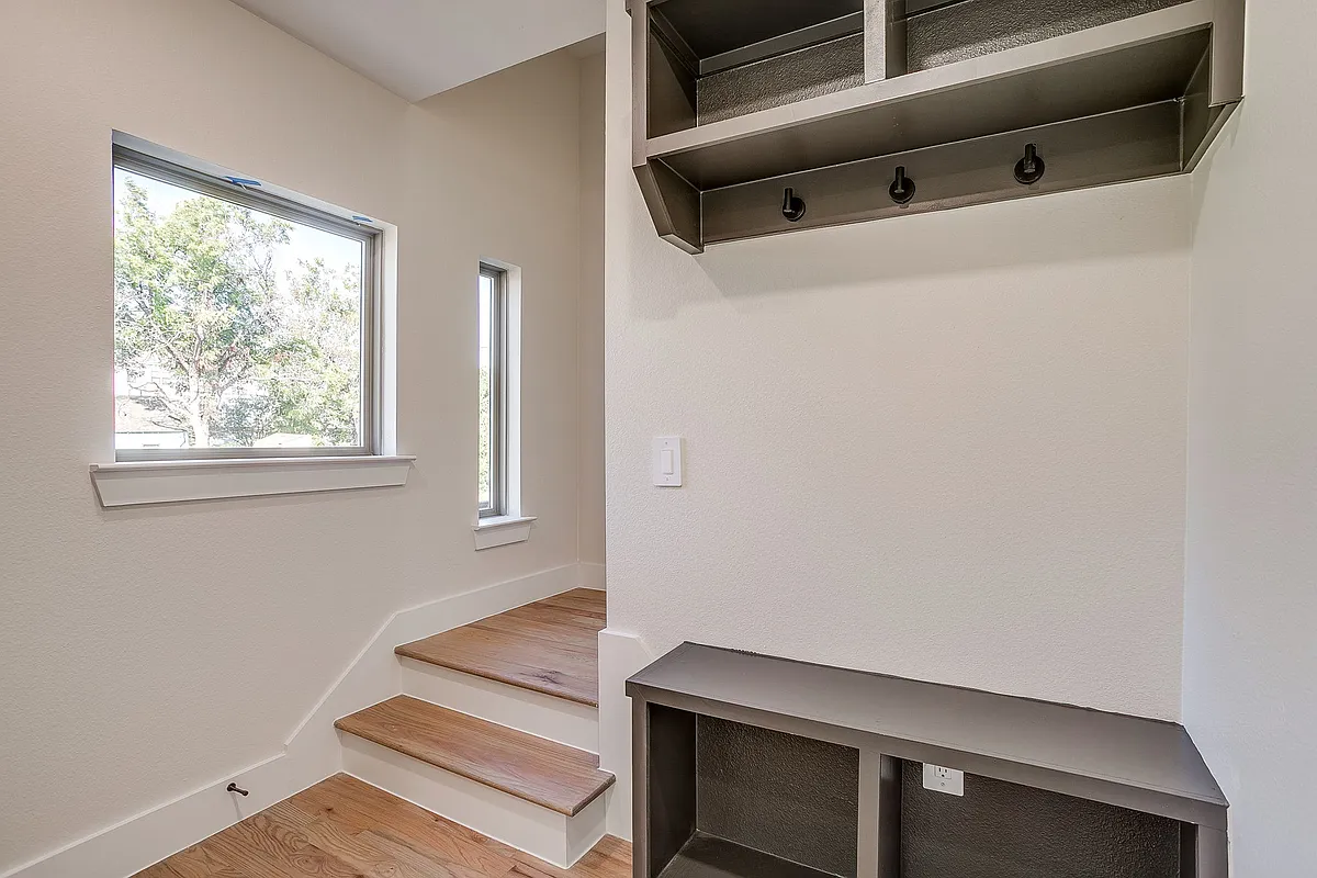 Building Photo - 2820 Weisenberger St #110