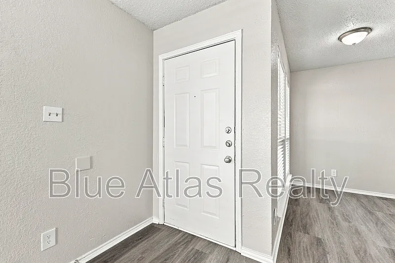 3 bed, 2.0 bath, 1030 sqft, $1,395 — Photo 2