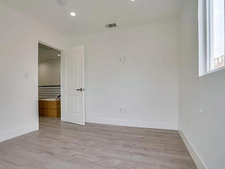 2300 Carmona Ave — Photo 22