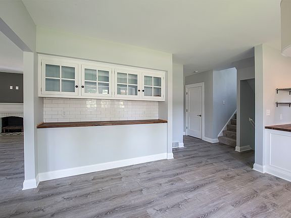 4th image of 1325 Manor Park Ave