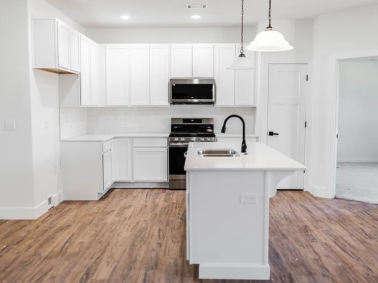 1413 Emelyn Ln — Photo 4