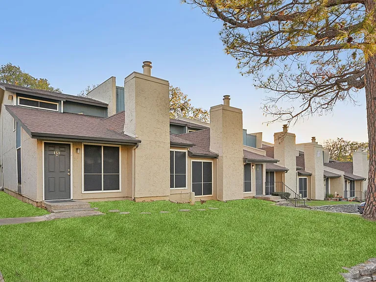 Hollyhills Apartments — Photo 9