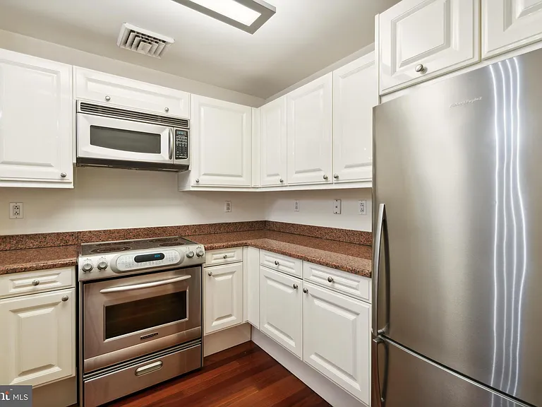 1500 Chestnut St #-4H — Photo 10