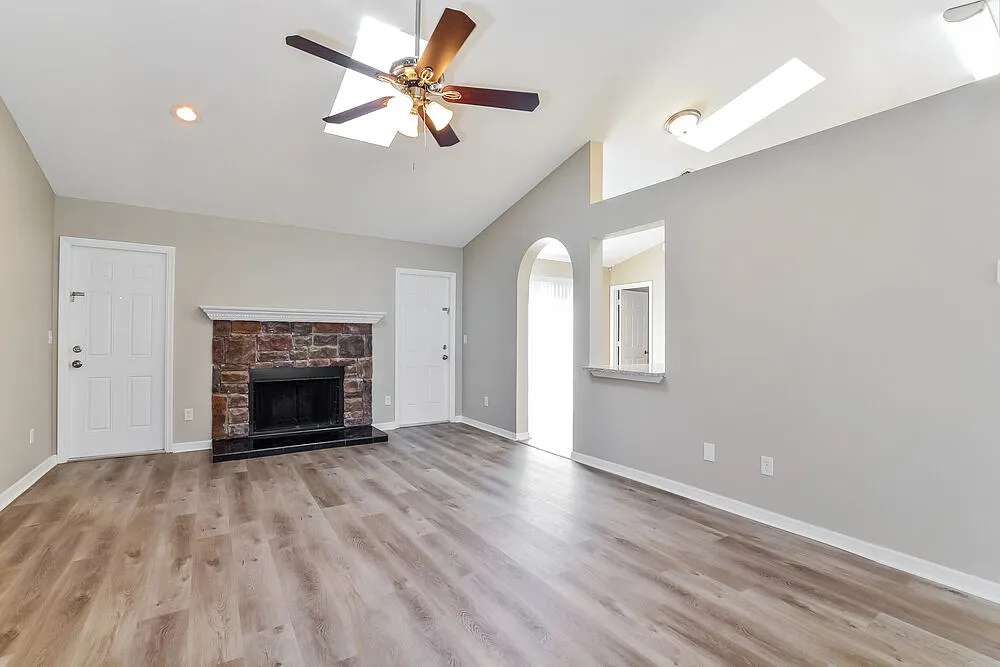 3 bed, 2.0 bath, 1379 sqft, $2,030 — Photo 4