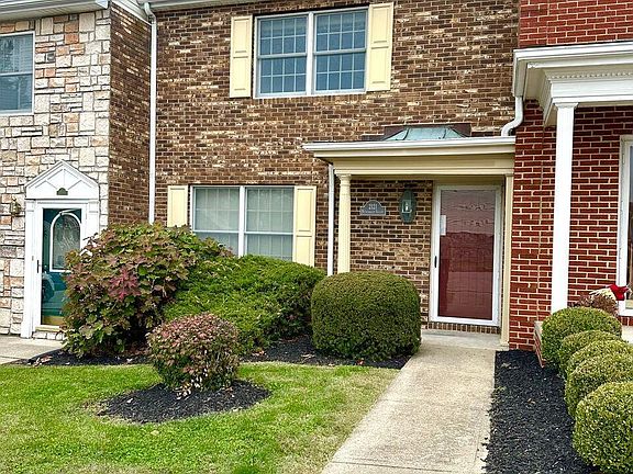 2nd image of 2121 Buckingham Sq