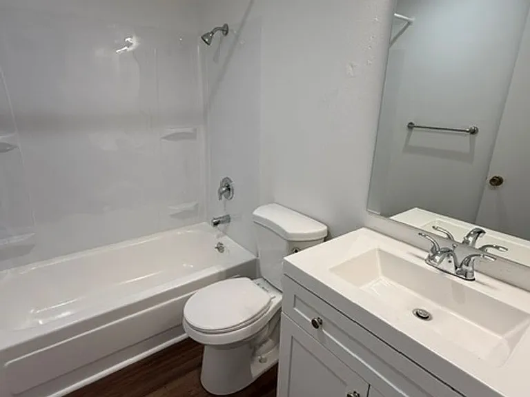 2512 Bayview Apartments — Photo 21