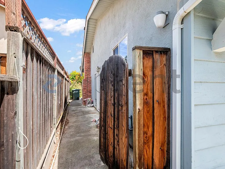 878 Quintinia Dr — Photo 2