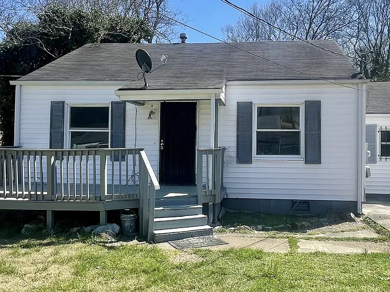 708 W Henderson Dr — Photo 1