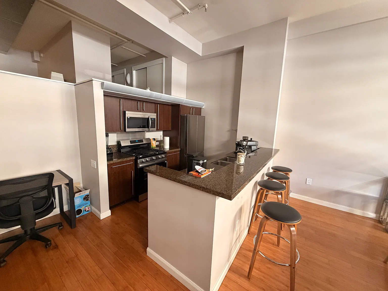 Studio, 1049 sqft, $2,899 — Photo 3