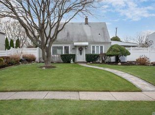 176 Coach Ln, Levittown, NY 11756