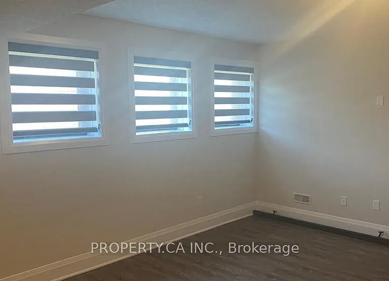 38 Falconridge Dr #LOWER — Photo 2
