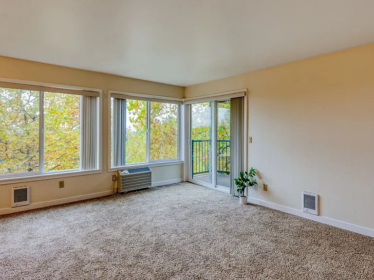 Sunset Summit Apartments — Photo 42