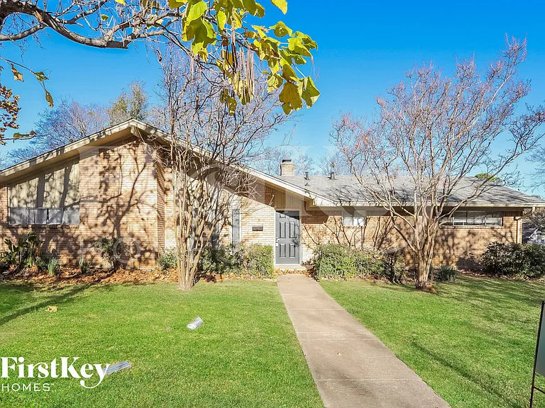 417 Lakeside Dr — Photo 1