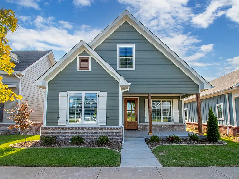 404 Gardens Ln — Photo 1