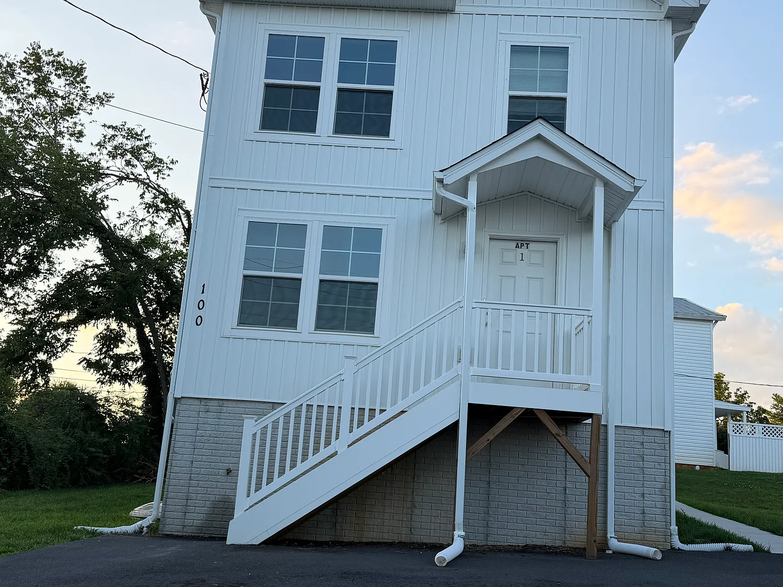 3 bed, 1.5 bath, 1250 sqft, $1,395 — Photo 1