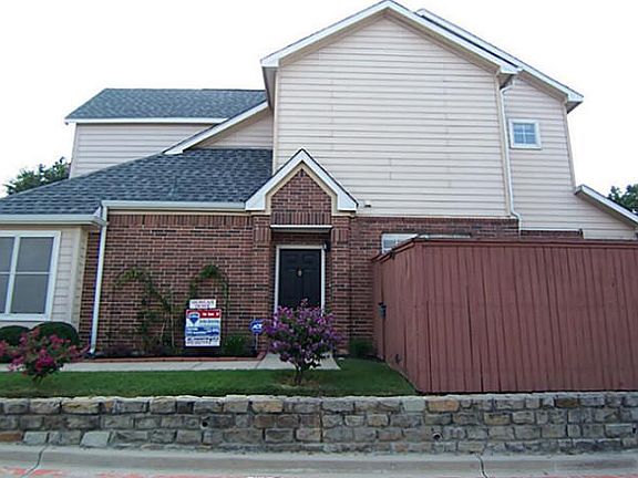 2nd image of 2421 Southcourt Cir