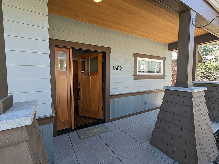 1582 NW Erin Ct — Photo 3