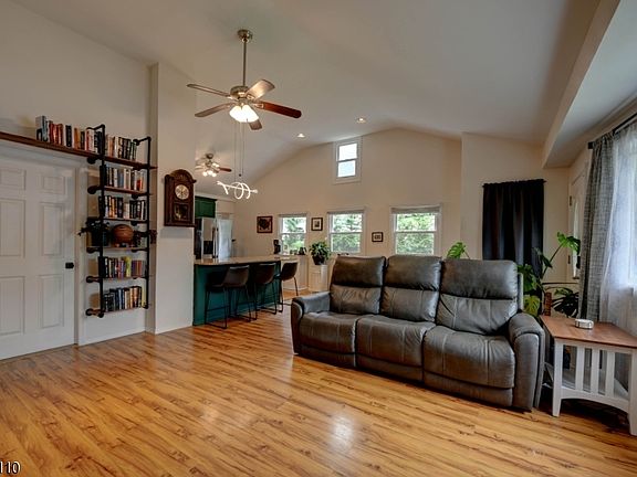 5th image of 122 W Lake Shore Dr