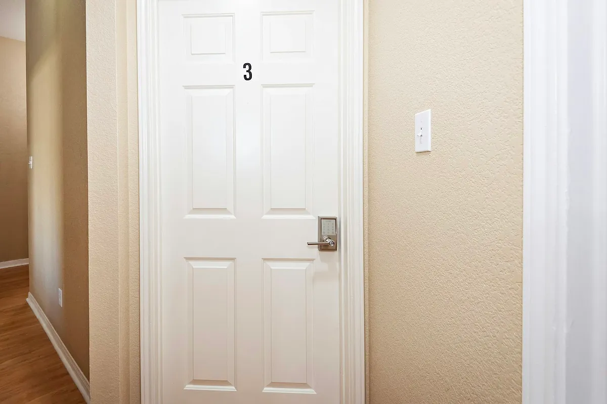 co-living room rental - 402 Diana Ln #8