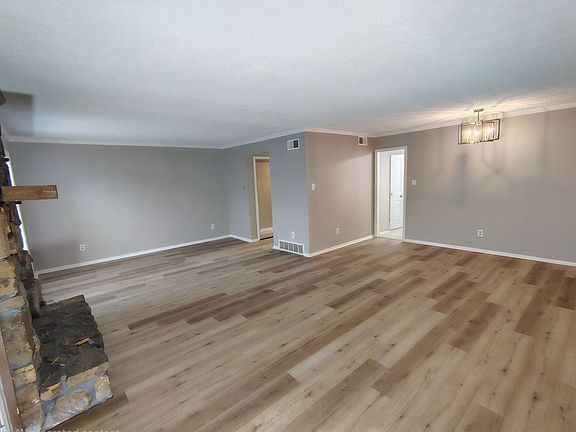 3rd image of 2782 W Hickory Blf