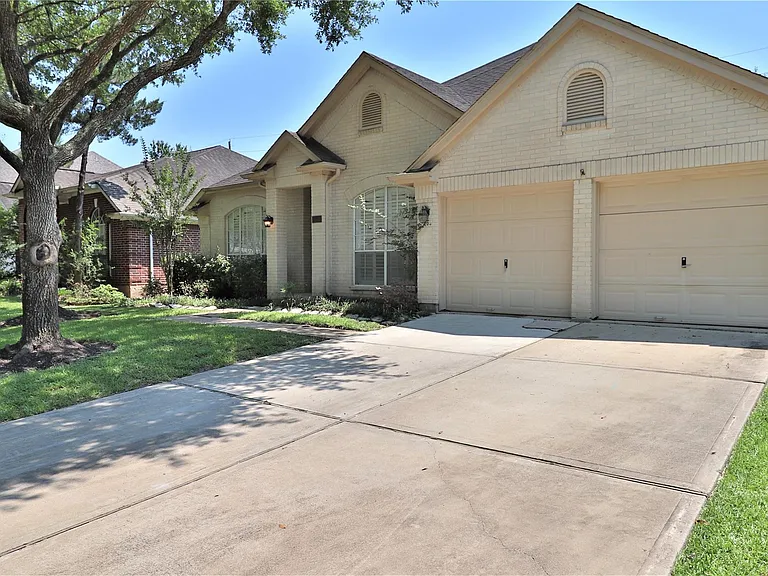 4530 Springfield Lakes St — Photo 3