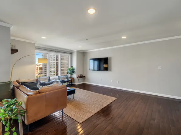 15 Legend Hills Drive image 5 of 28