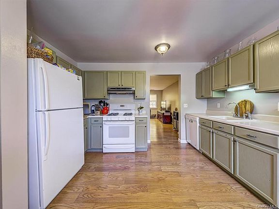 3rd image of 294 Heritage Ln