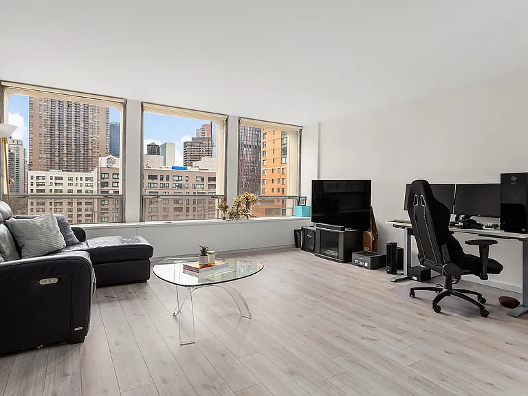 330 E 33rd St #11K — Photo 1