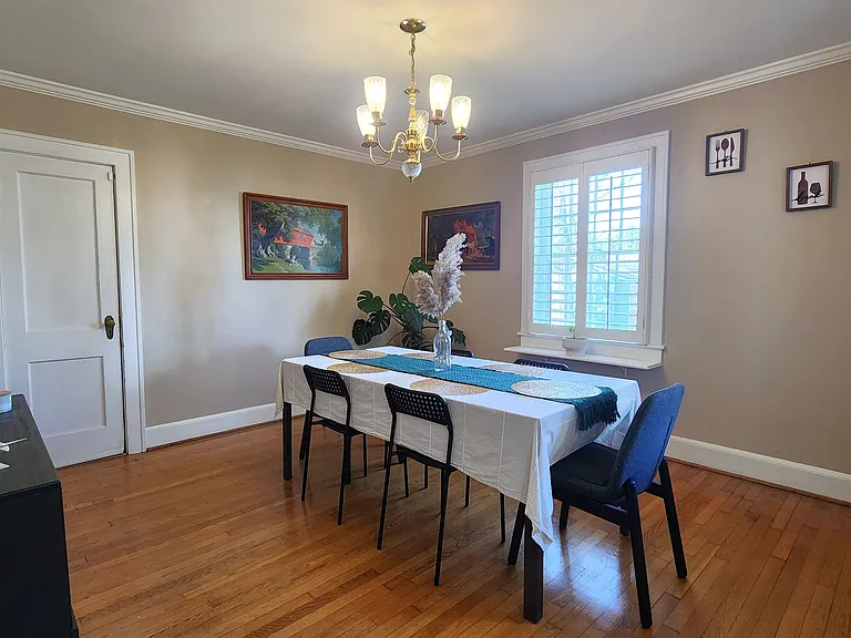 300 Russell St — Photo 18