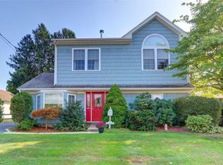 25 Greenway Cir, Syosset, NY 11791