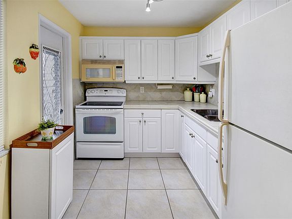3rd image of 1000 NE 14th Avenue #406
