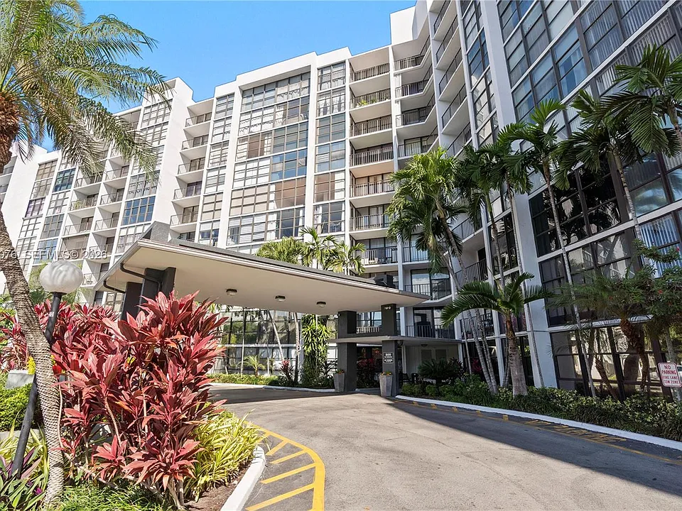 800 Parkview Dr #909