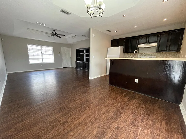 2201 Umbel St — Photo 3