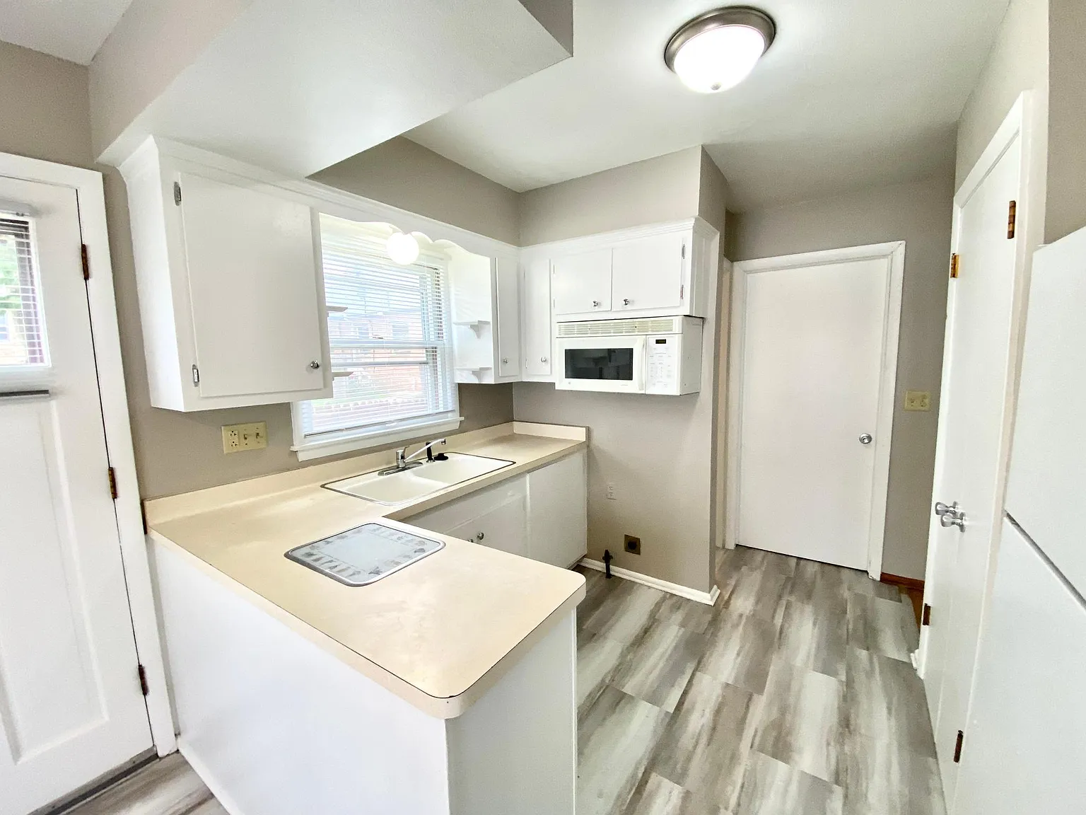 8916 W Howard Ave — Photo 2